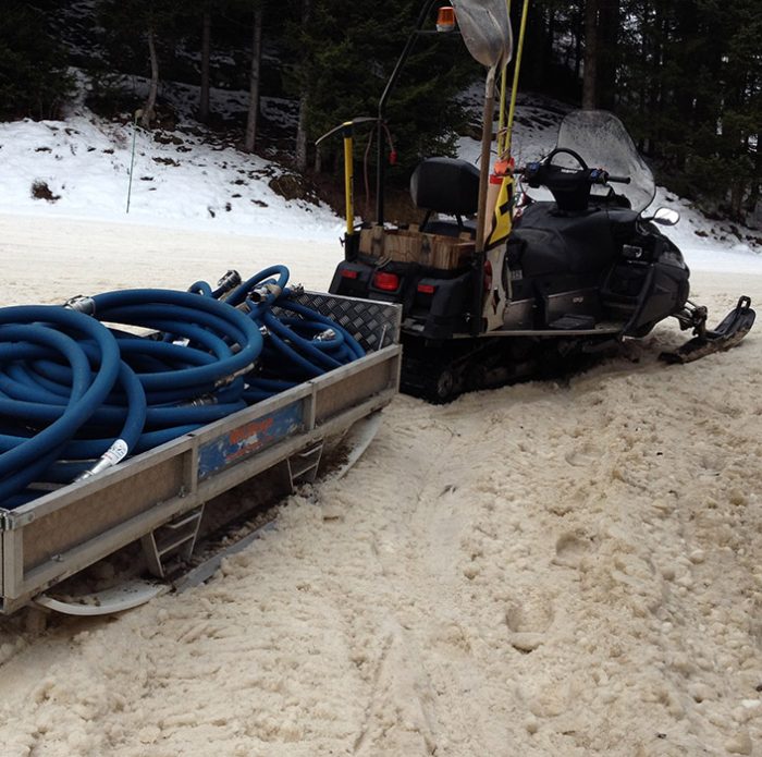 Trineo para el transporte de material con motos de nieve